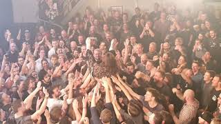 Justin Hawkins jumps from balcony at melkweg Amsterdam