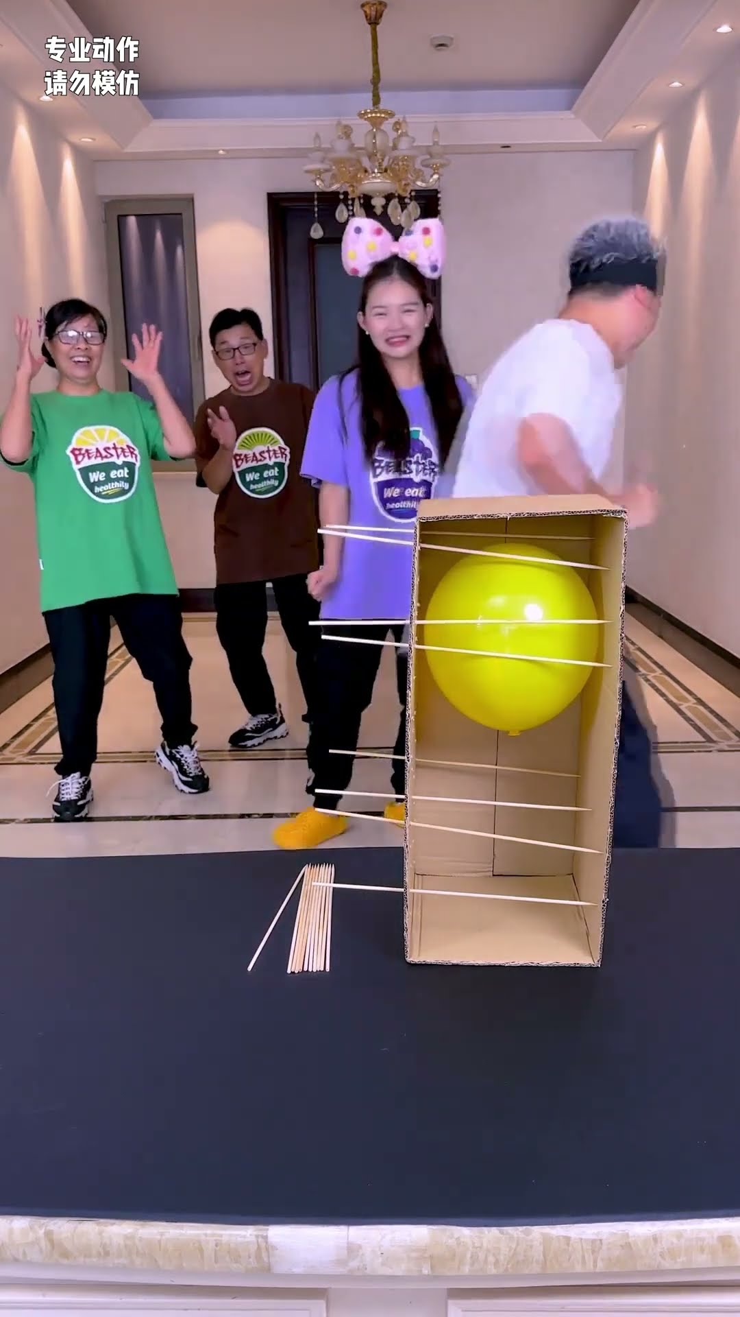 Balloon Popping Challenge, Heartbeat Is Accelerating#Funnyfamily #Partygames#Shorts#Challenge#Funny
