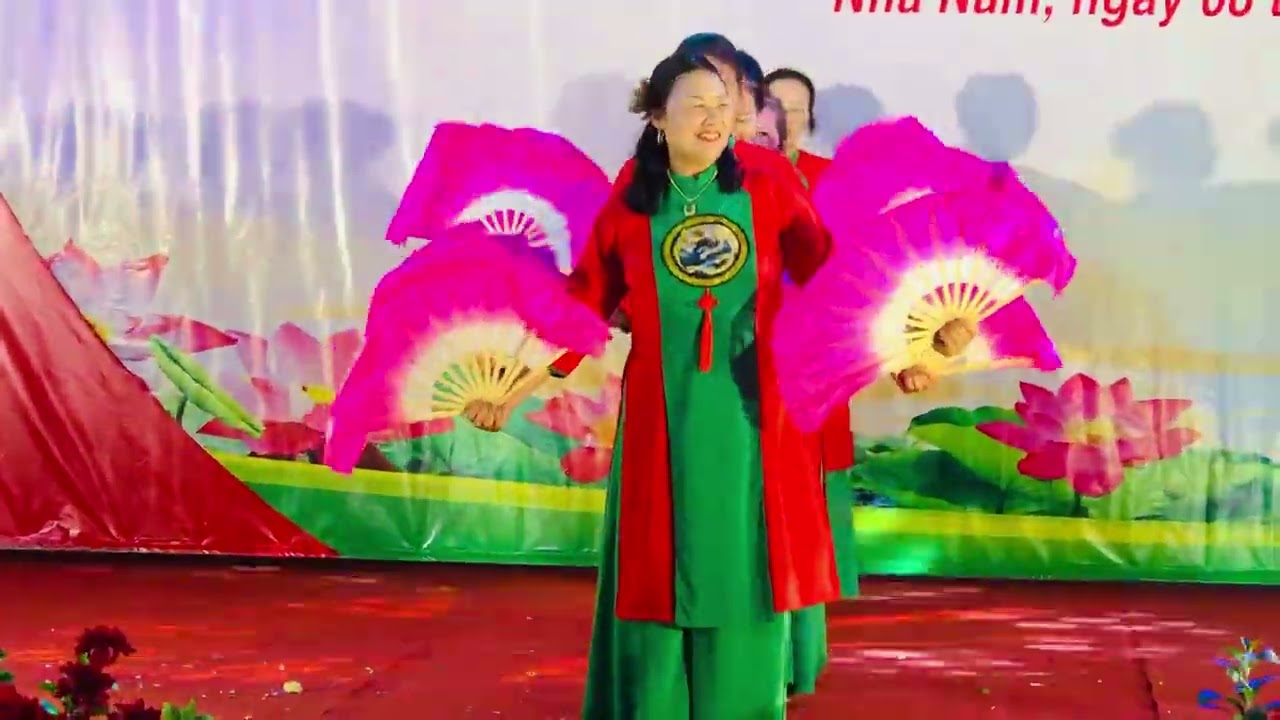 Múa về hội làng đến từ c l b thon chua nguon xã nha nam biểu diễn 