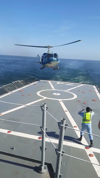 Landing a helicopter on a naval ship for operation⚓️