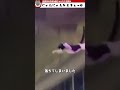 スタジアムから転落しそうな猫の運命は？？？