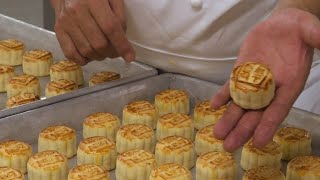 It is one of hong kong's most treasured food traditions: the buying,
giving and eating "mooncakes" to mark mid-autumn festival, celebrated
in chinese comm...