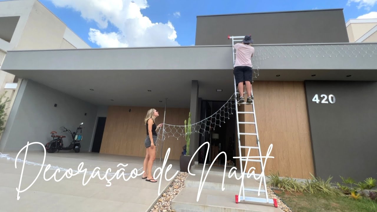 Deu trabalho, mas no fim valeu a pena - Luzinhas de Natal na fachada da casa 😆