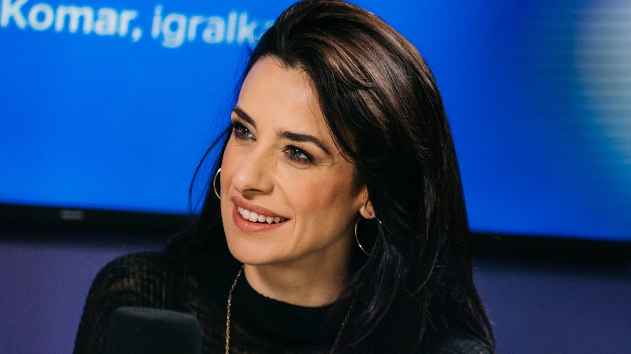 Lara Komar: Rečejo mi, da sem vedno nasmejana. Ni res. Včasih je tudi težko.