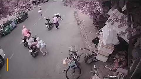 SÀI GÒN   Cô gái đánh rơi cọc tiền, người đi đường tranh nhau lấy 30 triệu