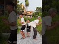 Cậu bé tốt bụng gỡ áo bị mắc cho hai ông cháu bằng Mẹo vặt cuộc sống#shorts