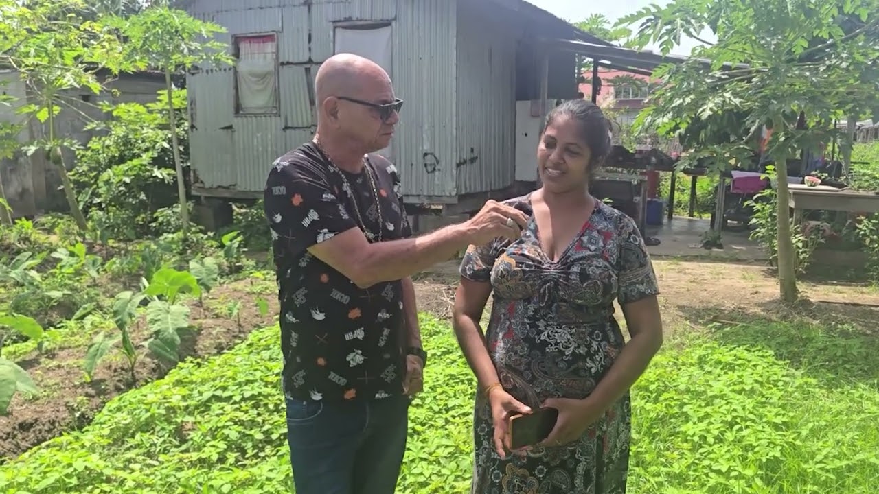 Moeder van Riaz Ozier doneert levensmiddellen pakketten voor kansarmen