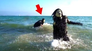 Der Kampf GAMIE gegen AYUWOKI am STRAND UNTERWASSER im MEER !!!