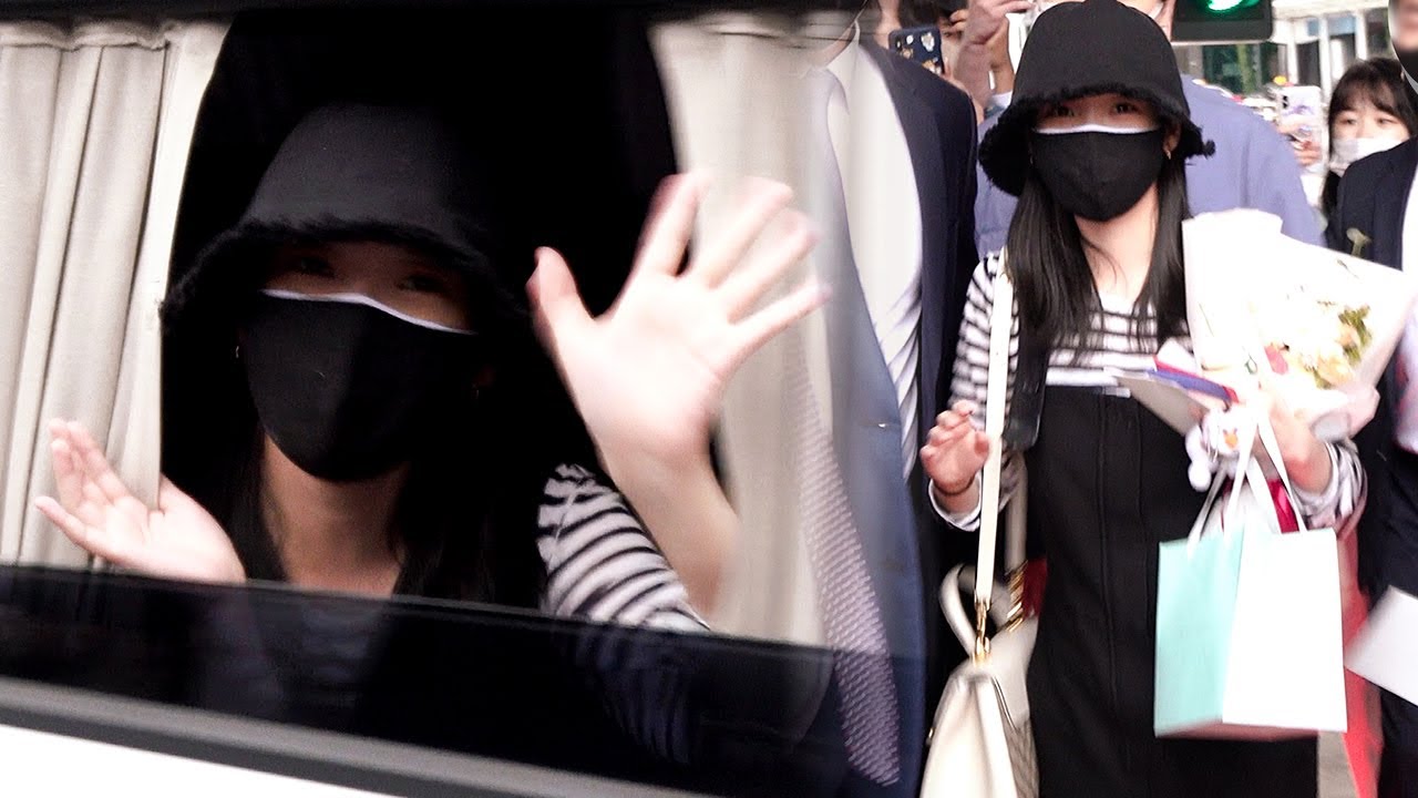 220530 아이유(IU) 입국,  '팬들 나눠주기 위해 칸에서 과자 사온 배우 이지은' [인천공항] 4K 직캠