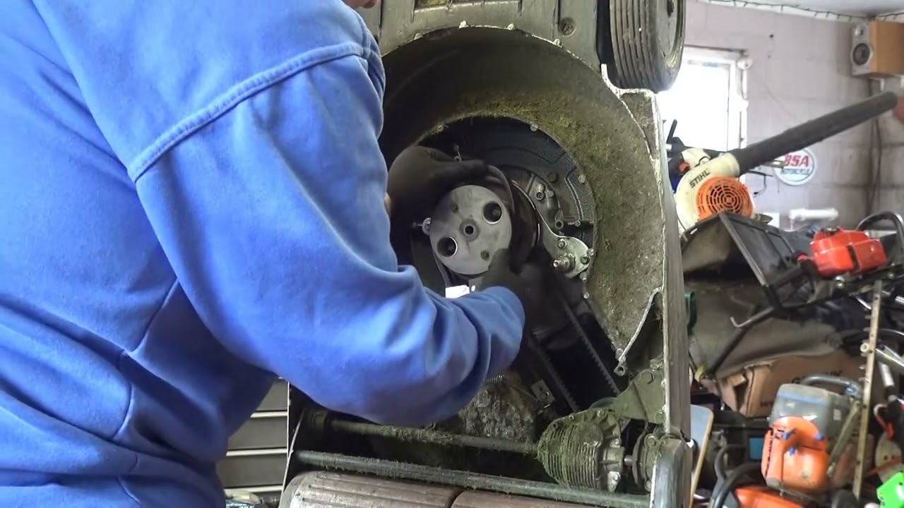 Ремонт подшипника тормозного ремня и ремонт подпалубной панели Hayter серии 479