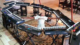 see how saviour bee  played 12 keyboards 1🎹 ago merry Christmas 🤶 piano seben