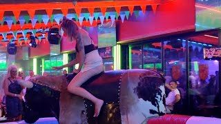 October 2nd mechanical bull riding ♉Vaya chica montando el toro mecanico
