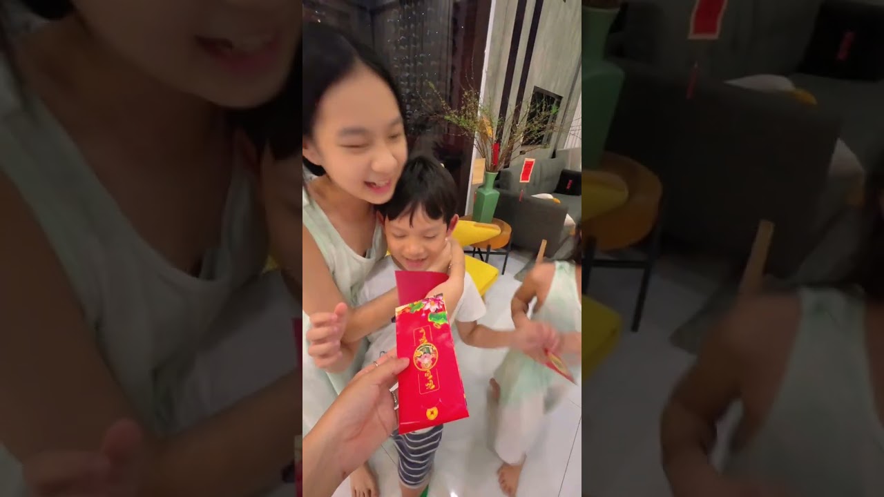 Con Lý Hải Minh Hà lì xì mẹ và lì xì anh chị em