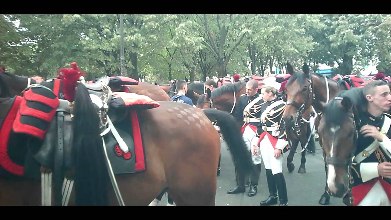 la Garde Républicaine complète à cheval : attente et préparatifs avant un défilé