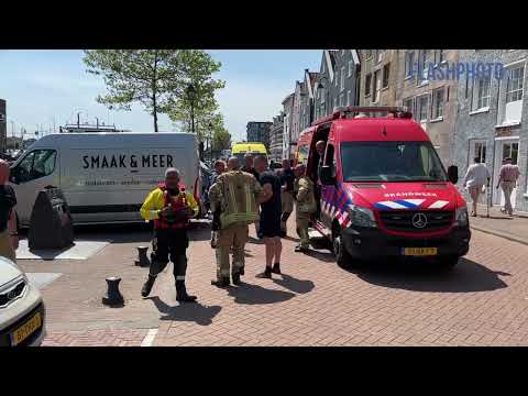 Man rijdt met scootmobiel de haven in Govert van Wijnkade Maassluis