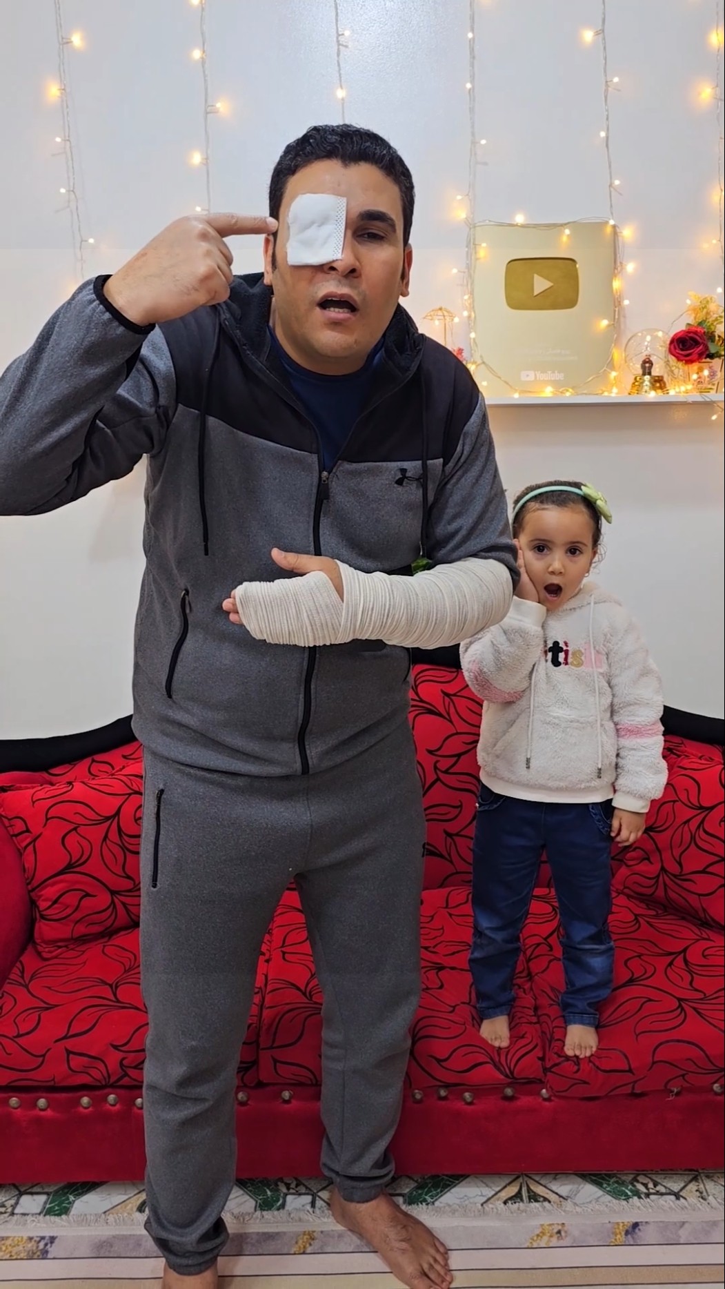 Cute baby helps her dad with her mom ??♥️????