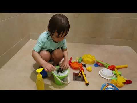 Fatih Selim denizden çıkınca duşunu alıyor,kirlenen kum oyuncaklarını yıkıyor duş'ta sularla oynuyor