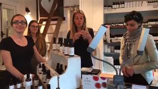 Pour les taches pigmentaires, voici les soins à s'offrir, automne et hiver, jamais avant d'aller au soleil. Alors le soir venu, lors de votre rituel, après avoir nettoyé votre visage : -ajouter...
