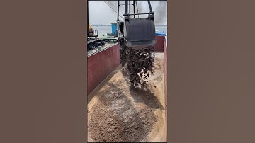 Xáng cạp khổng lồ cạp cát cát lên xà lang