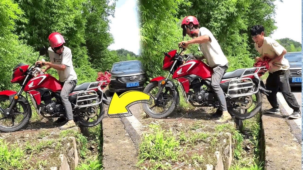 The uncle fell into a pit while riding a motorcycle, and the kind young man helped lift the car！