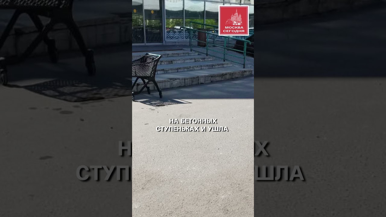 Женщина оставила младенца на улице и ушла 