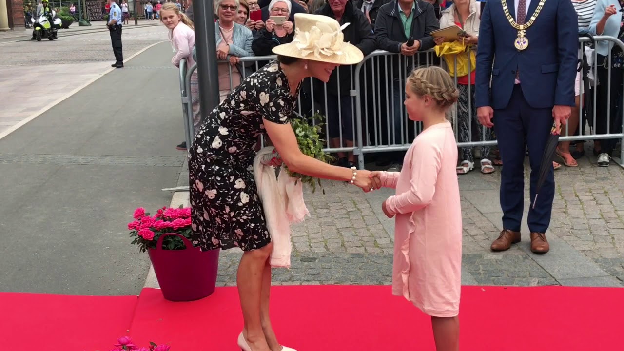 odense-blomsterfestival-2017-kronprinsesse-mary-ankommer-youtube