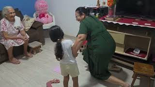 Neta E Vó Brincando Na Casa Da Bisavó