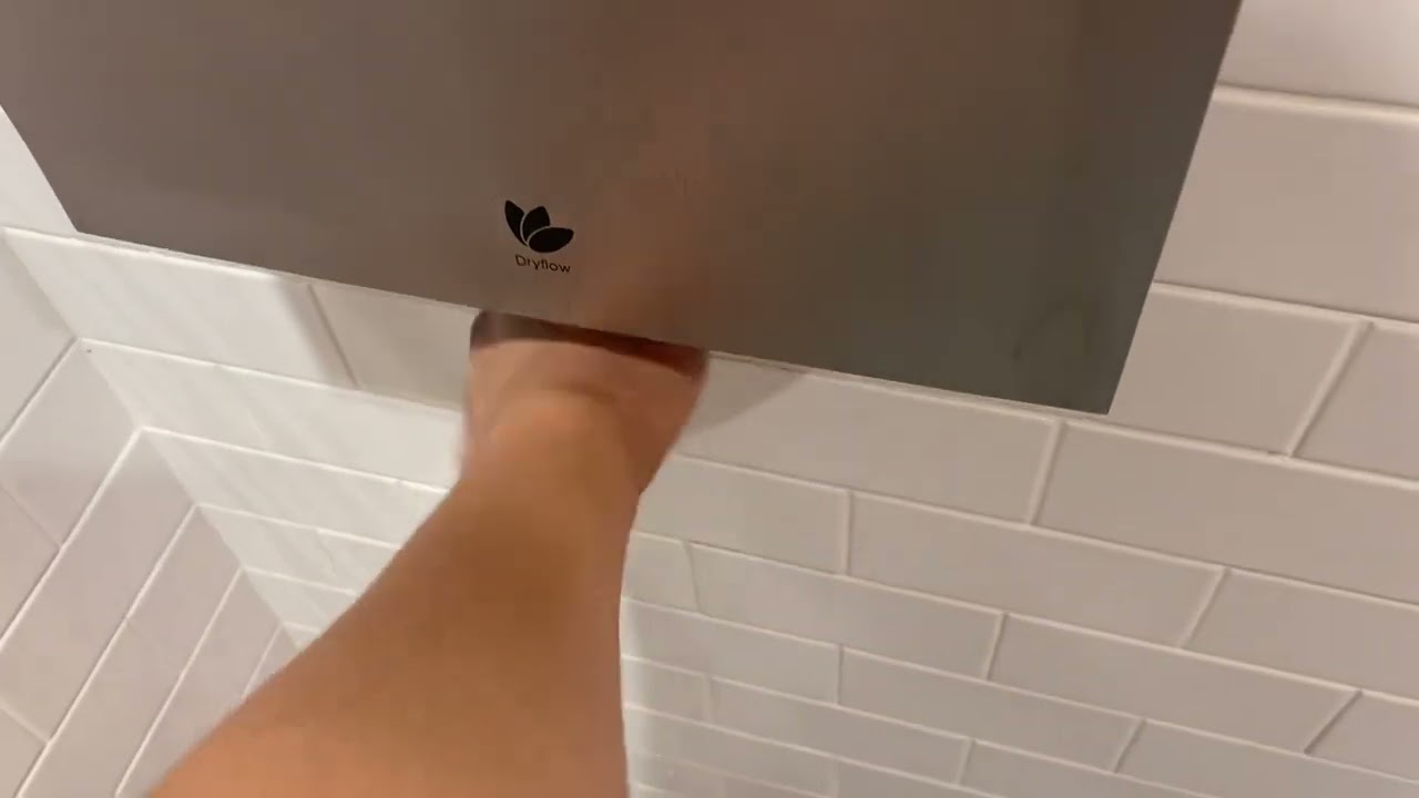 Kuaierte K2016A (Dryflow Ecowave) at Burger King, Park Road, Castleford ♿️🚼