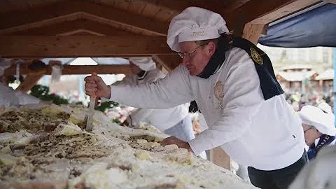 Dresden celebrates Christmas with a giant Stollen