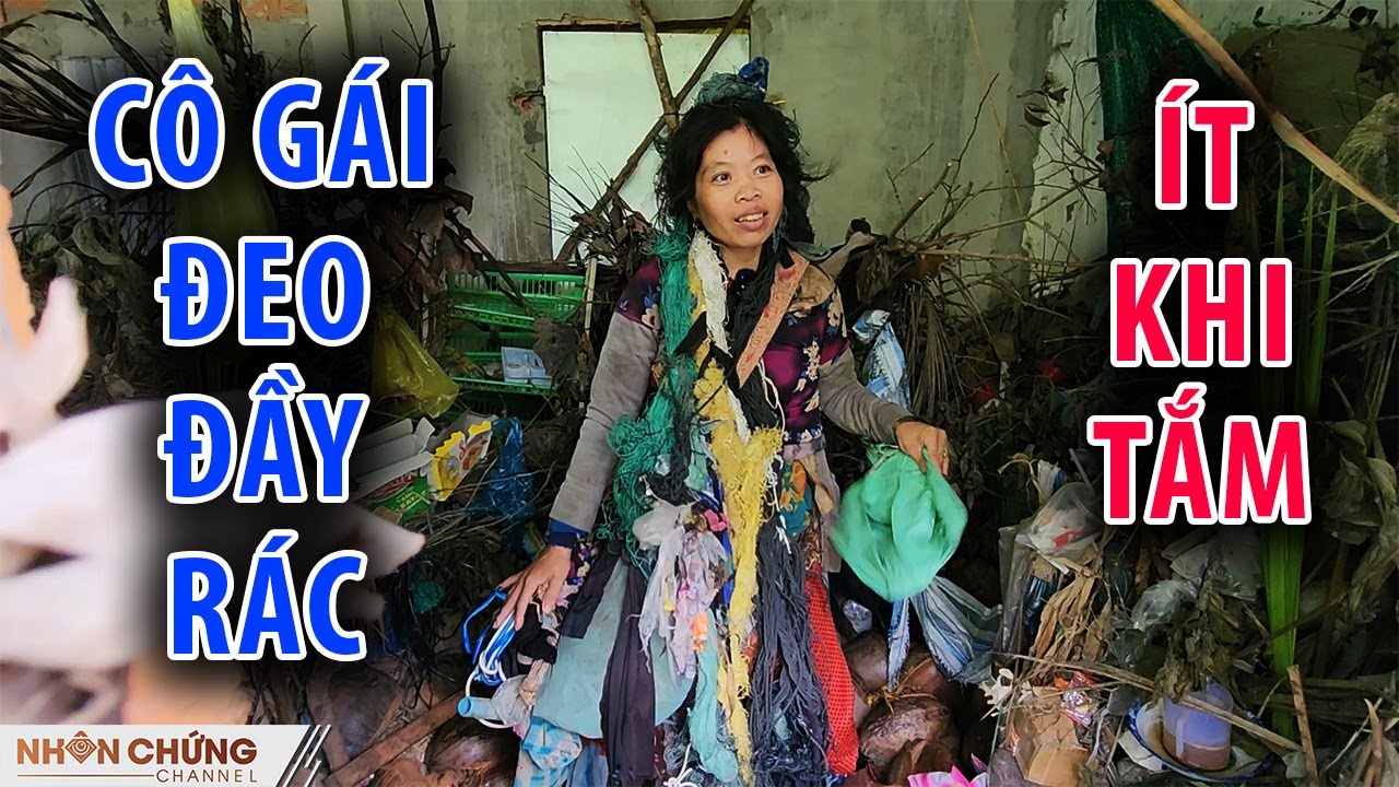 Quái lạ cô gái đeo hàng chục kí rác trên người mang cây cỏ về làm nhà ...