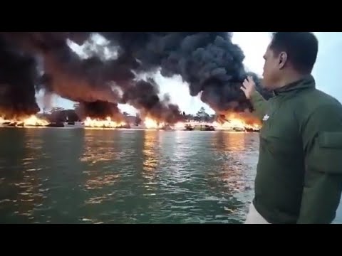 KAPAL NELAYAN TERBAKAR HINGGA MERAMBAT KE KAPAL LAINNYA