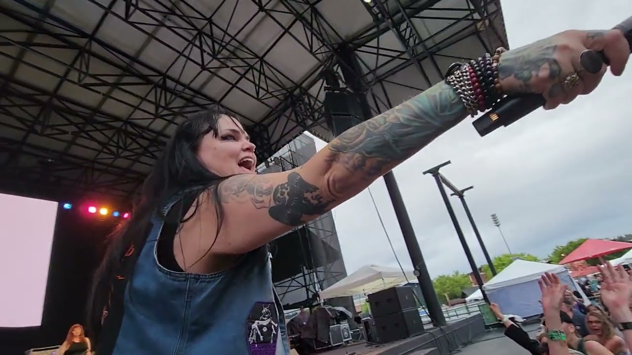 Hell's Belles "High Voltage" (AC/DC  cover)