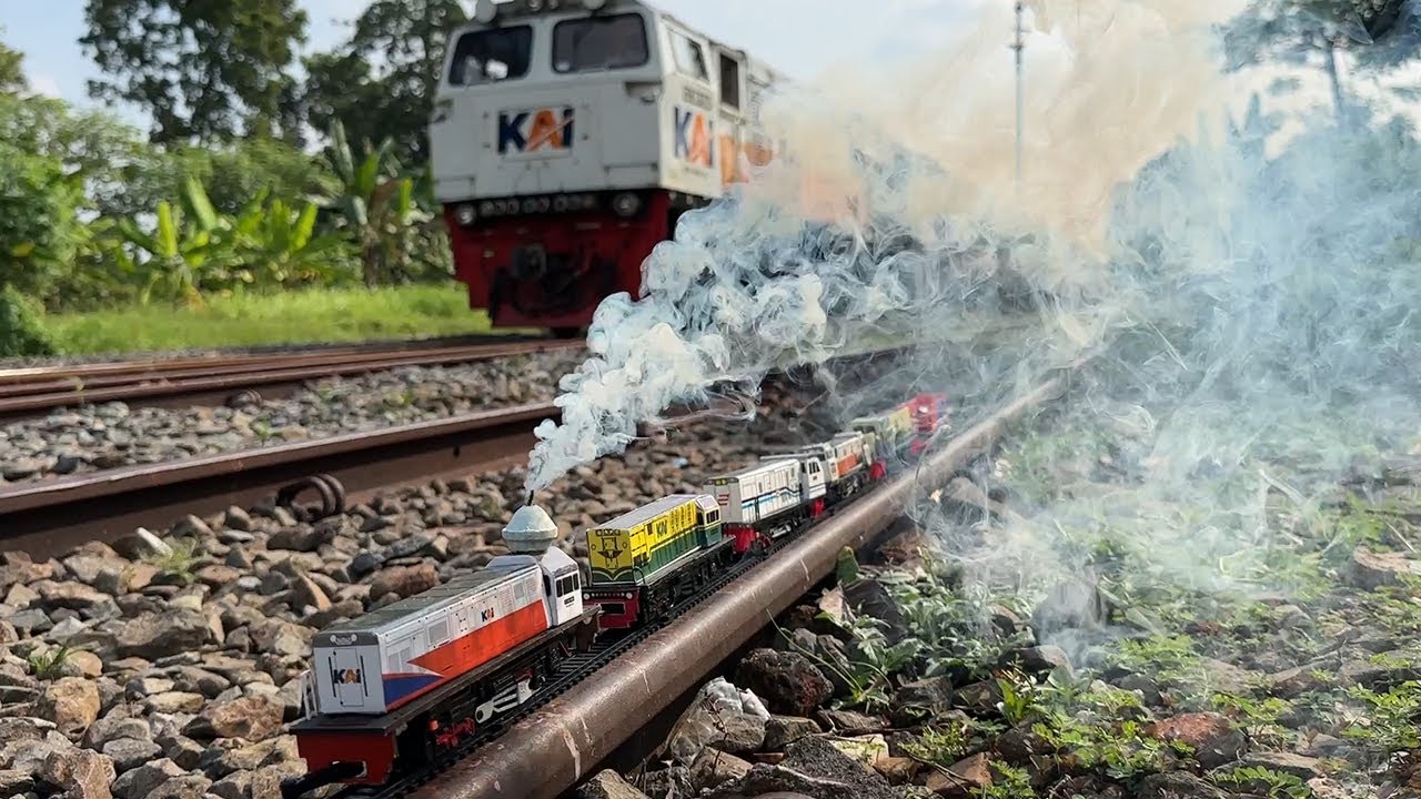 Kereta Api Kobong Berasap Anjlok dari Rel Ditabrak Kereta Api Beneran ...
