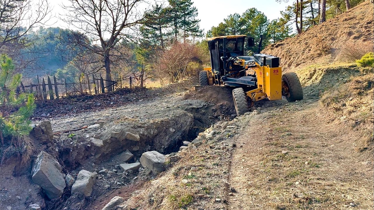 Как грейдер Deere 670 отремонтировал дороги, смытые бушующим потоком воды #johndeere #грейдер