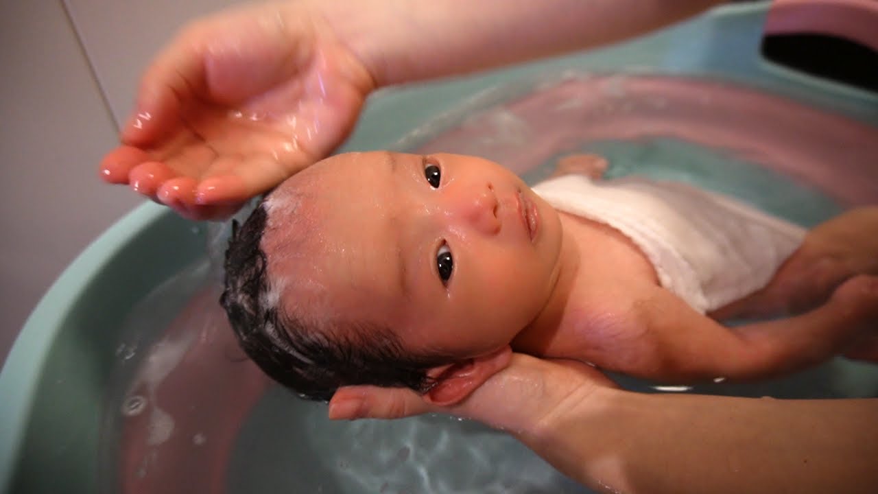 入浴中に赤ちゃんを落ち着かせるにはどうすればよいですか?