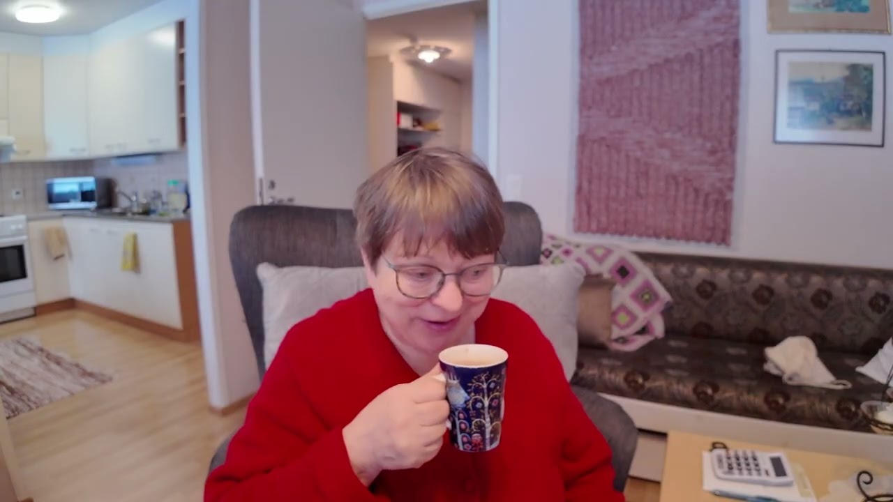 Sunnuntai-aamuna vasta herännyt mummu puuron keitossa