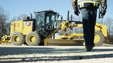 Simple Motor Grader Lubrication with the Cat® Circle Saver Attachment