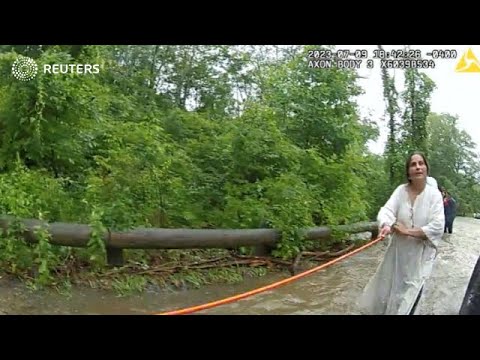 Motorists rescued during flash floods in New York state - YouTube