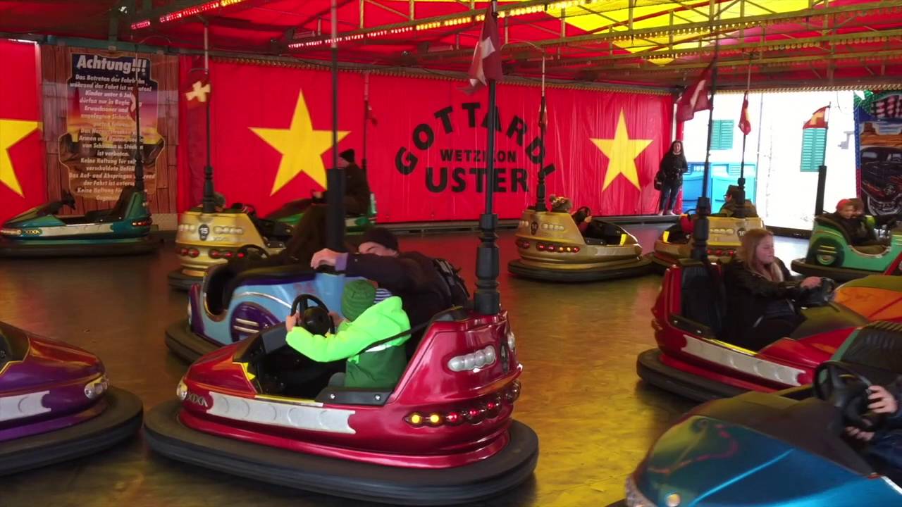 Aufbau eines Autoscooters am Uster Märt