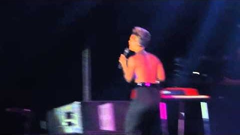 Try Sleeping With A Broken Heart - Alicia Keys ( Set The World On Fire Tour )