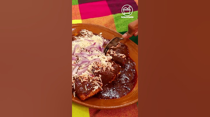 Preparando unas ricas enchiladas rojas