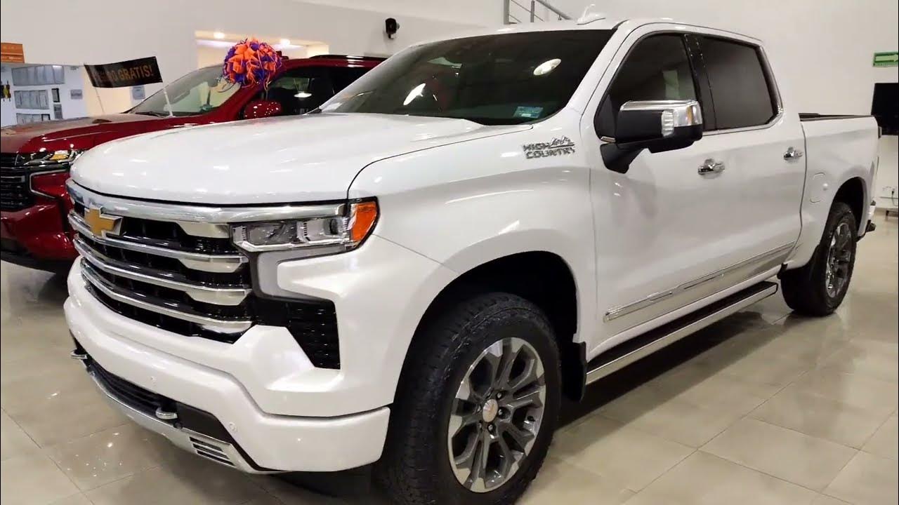 Chevrolet Cheyenne High Country 2023, blanco platino a detalle la mejor