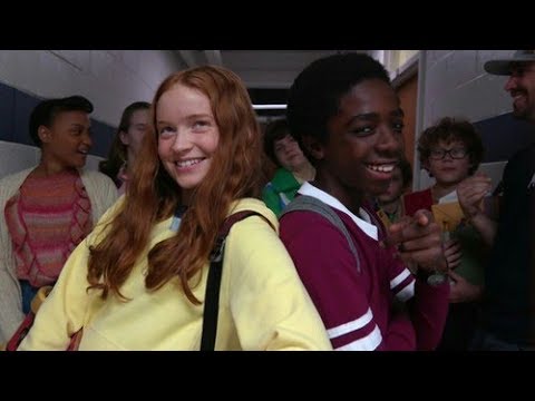 Stranger Things 3 - Max & Lucas Singing Never-Ending Story - YouTube