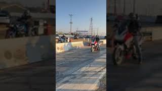 Suzuki DL1000 VStrom vs Yamaha Super Tenere 1200 drag race.