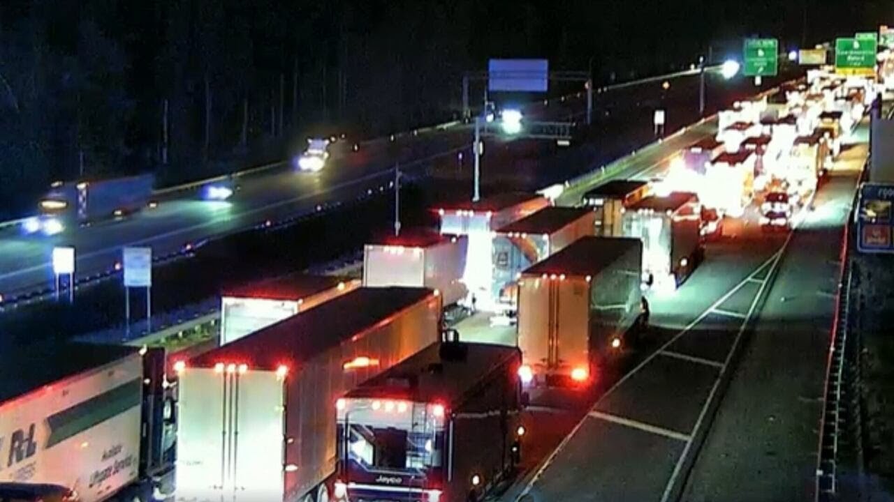Crash blocks all lanes on I-85 north at I-985 - YouTube