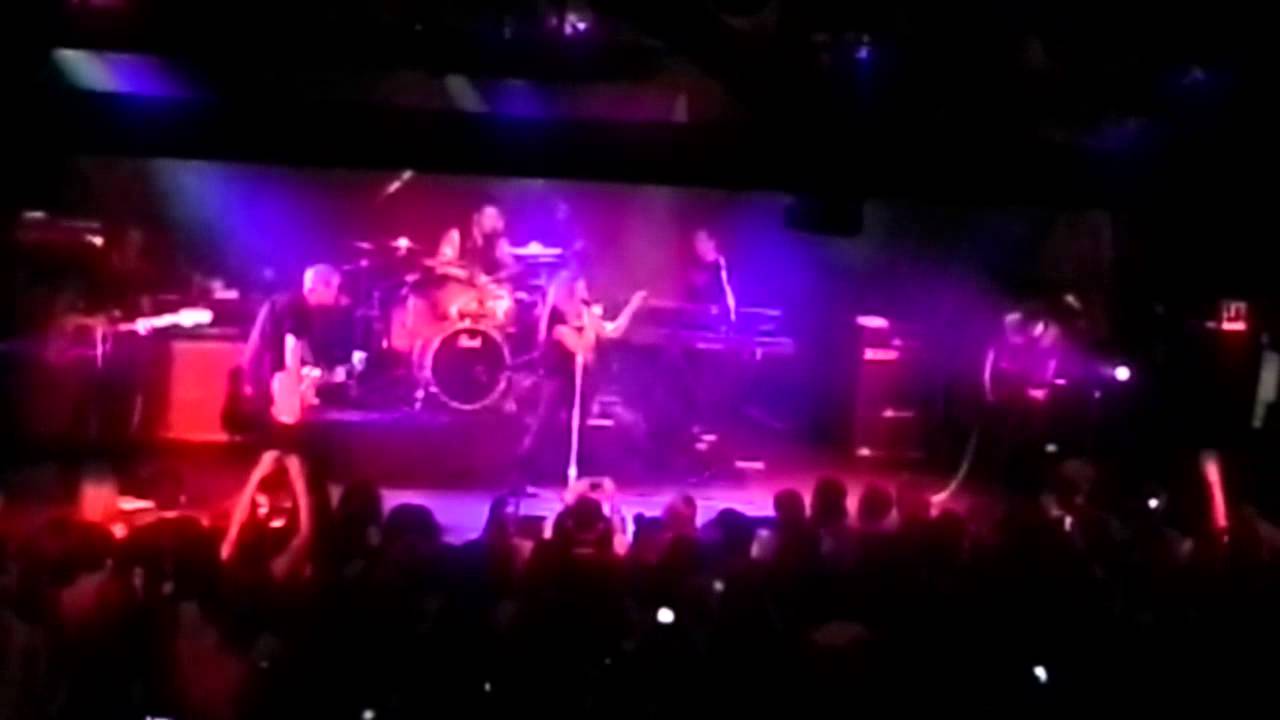 Avril Lavigne, "Skater Boy", live YouTube