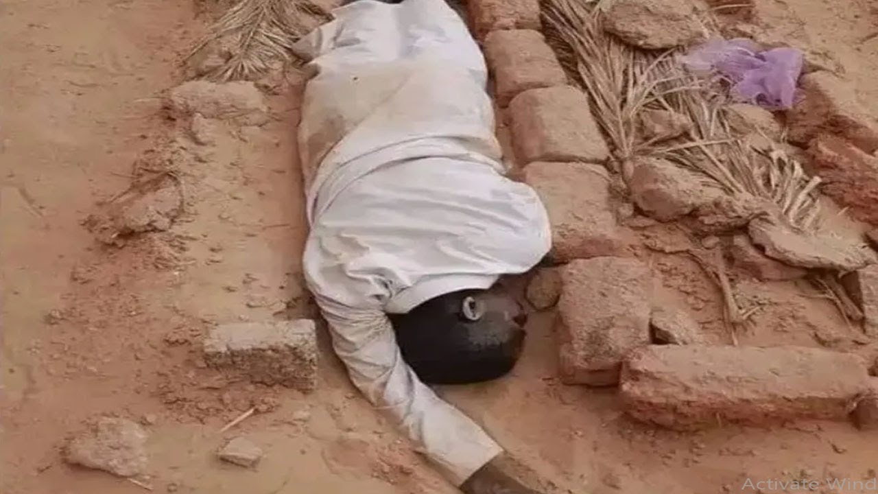 بالفيديو شاب يـ ـنام بجوار قبر أمه لمدة سنتين | مؤثر جدا