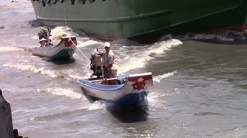 Nước đổ quá mạnh vỏ lãi, sà lan vất vả vượt cống ngăn mặn