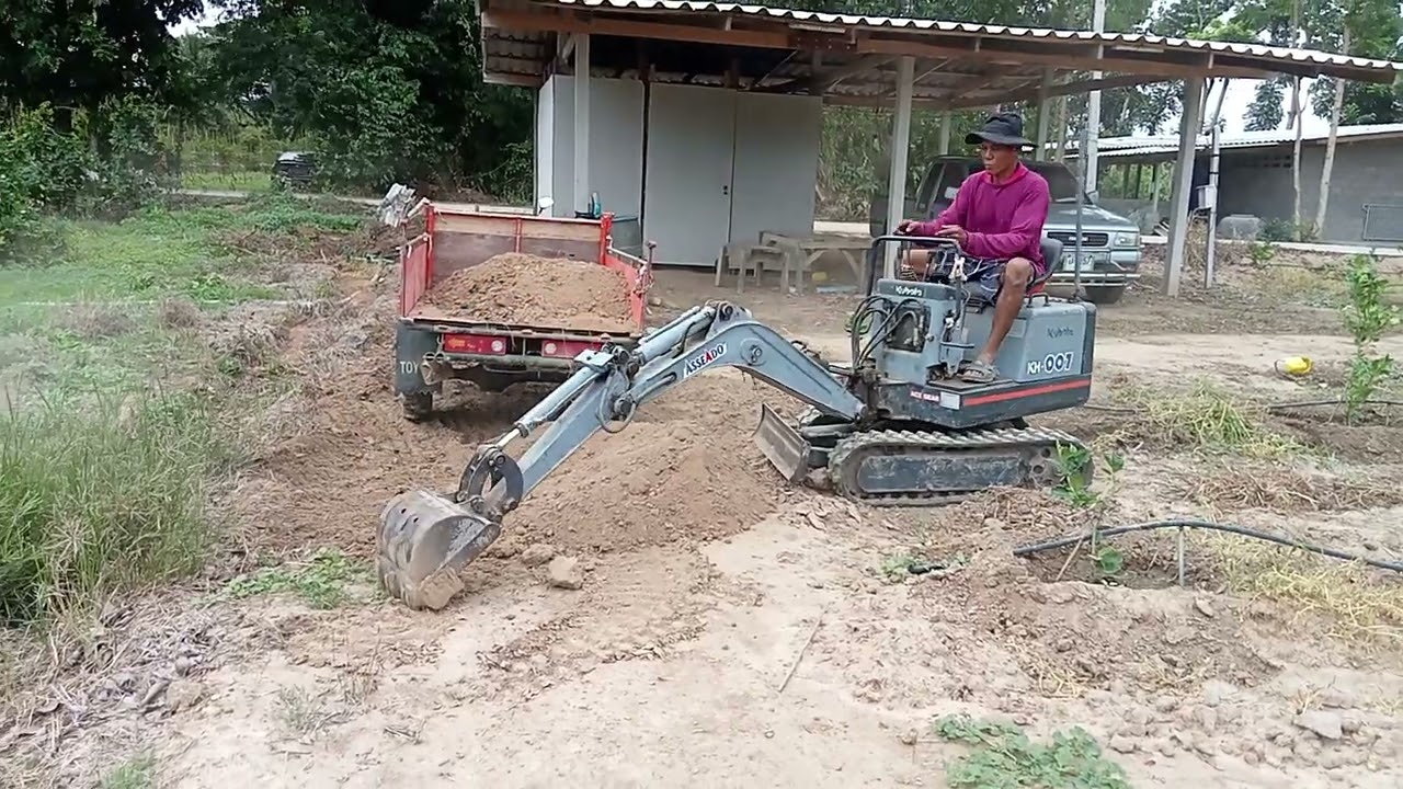 มาดูรถขุดจิ๋วทำงานกันครับ