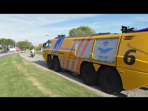 De crashtender 28-4266 en TS 28-4263 vertrekken onder politiebegeleiding vanuit Culemborg